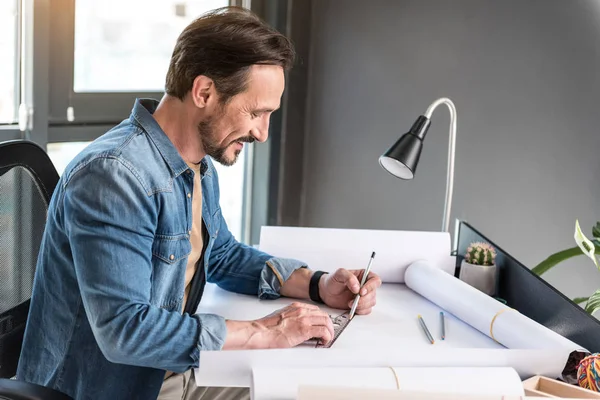 Feliz gerente sonriente dibujo boceto — Foto de Stock