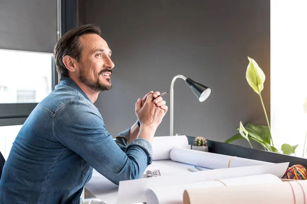 Feliz gerente sonriente trabajando en la oficina — Foto de Stock