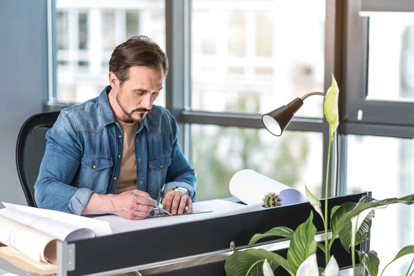 Gerente masculino ocupado trabajando en la oficina — Foto de Stock