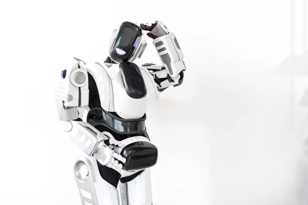 Современное приветливое создание робототехники — стоковое фото