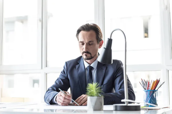 Agradable hombre de negocios está trabajando pensativamente — Foto de Stock