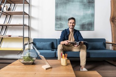 Dinlenme odasını içinde mutlu genç sakallı adam