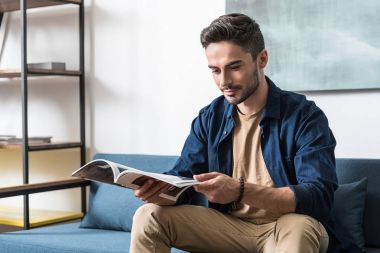 Boş zamanlarınızı evde olan neşeli genç adam