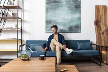 Joyful kapalı oturma odasını çalışan erkeğin sakallı