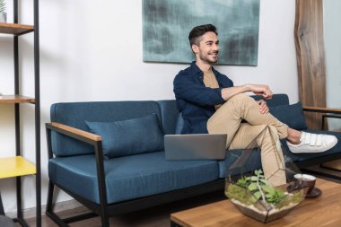 Neşeli sakallı adam evde işini yaparken rahatlatıcı