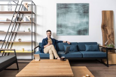 Neşeli genç adam onun odasında cep telefonu üzerinden iletişim