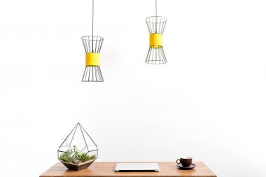 Laptop ve kupa masada sıcak içecekle