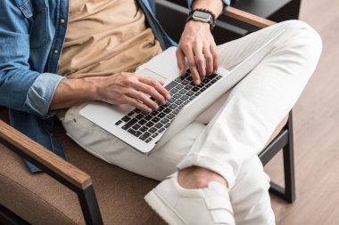 Genç adam üstünde onun defter evde çalışma