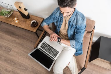 Evde çalışma neşeli yakışıklı adam