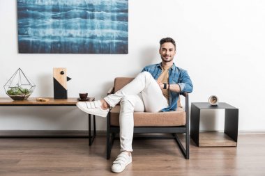 Evde boş vakit neşeli genç adam