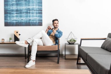 Evde atmosfer rahatlatıcı dalgın genç adam