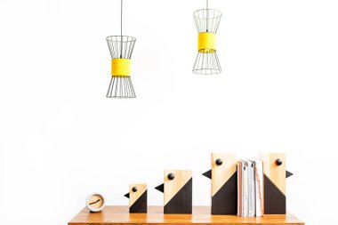 İzle ve heykelcikler kitap üstünde okul sırası ile iç için