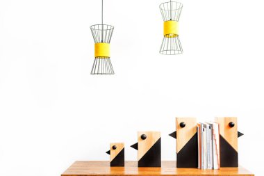 Yığın kitap üstünde okul sırası ile iç ayarı için heykelcikler