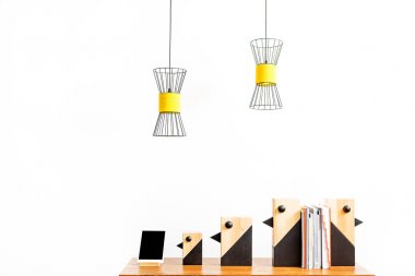 Gadget'ı ve heykelcikler defter üstünde okul sırası ile Oda Dekorasyon için