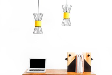 Defter ve heykelcikler defter üstünde okul sırası ile Oda Dekorasyon için