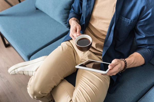 Chico joven descansando en casa usando tecnología moderna — Foto de Stock