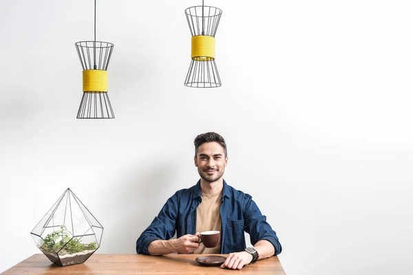 Joven alegre disfrutando de su té en casa — Foto de Stock