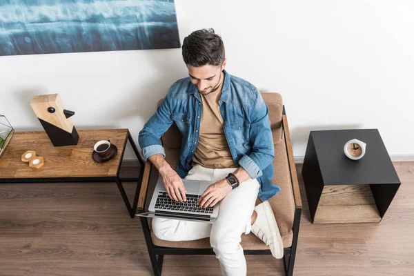 Mutlu genç adam onun odasında bilgisayarda çalışma