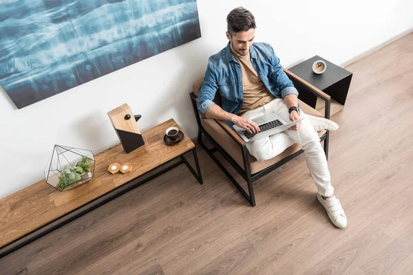 Mutlu genç adam evde konfor ile çalışma