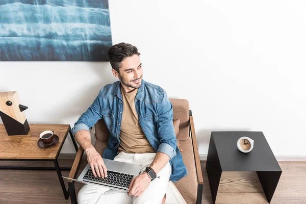 Evden iş yapan mutlu genç adam