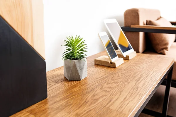 Stůl s mobil a moderní počítač na to — Stock fotografie