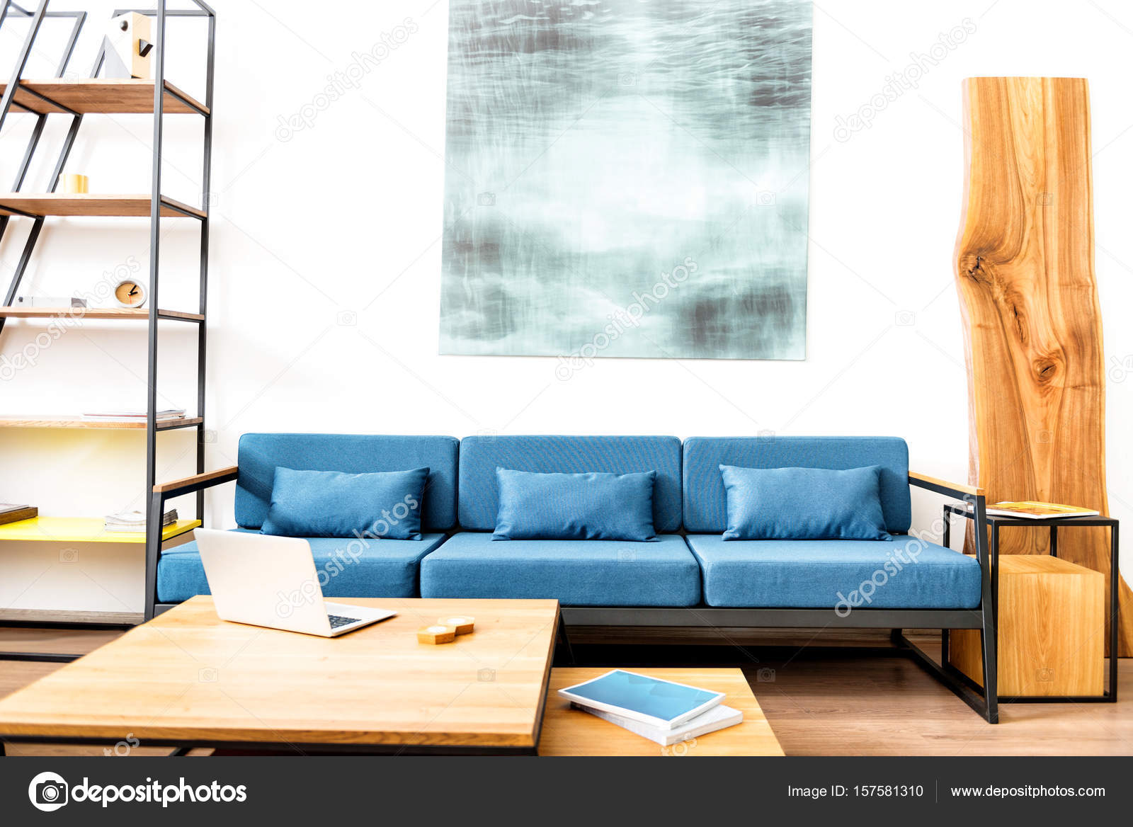 Divano con immagine qui sopra e libreria in camera — foto stock ... Libreria sopra divano