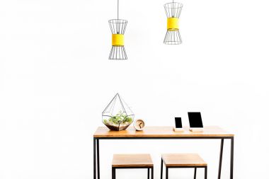 Cep telefonu gadget ve masa saati olan ekici ile