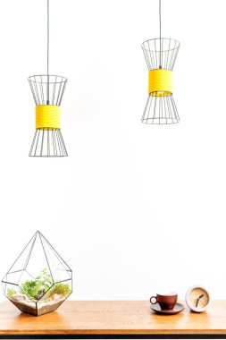 Sıcak bir içecek fincan bitki üstünde okul sırası ile