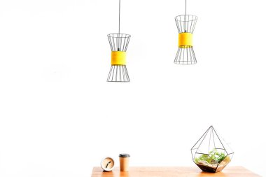 Sıcak içecek kupa izlemek ve saksı masa yüzeyi ile