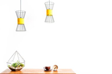 Sıcak içecek kupa izlemek ve bitki vazo üstünde okul sırası ile