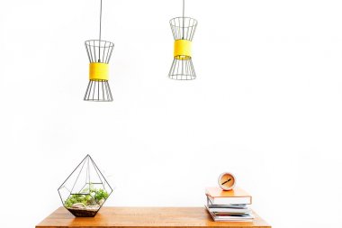 Bloknot ve saksı masaüstü yığını ile yerli izle