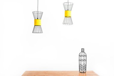 Şişe üstünde okul sırası ve tavanda lambaları Metalik şekli