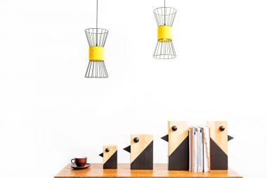 Kupa ve heykelcikler kitap üstünde okul sırası ile iç dekor için