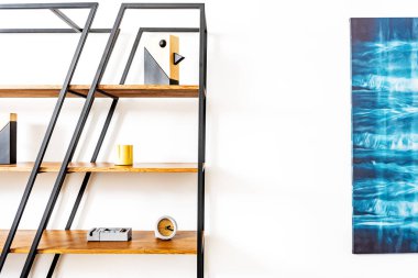 Yüksek daire ev malzeme ve sanat görüntü ile stand