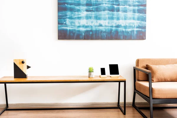 Moderní stůl s lehátky a obrázek v aktuálním bytě — Stock fotografie