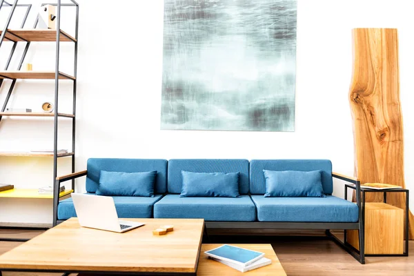 Settee con la imagen de arriba y librería en la habitación — Foto de Stock