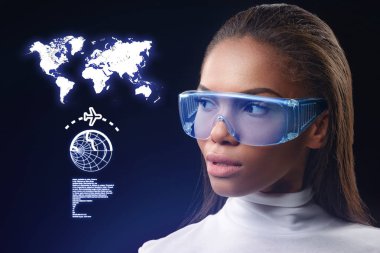 Geleceğin teknolojisi gözlük kullanan kendine güvenen melez kadın