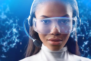 Fütüristik mezartaşı yanında bilen bir genç kadın konsantre