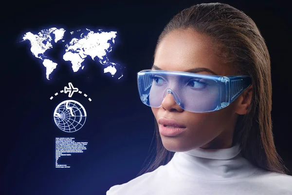 Mujer mulata segura de sí misma usando gafas futuras de tecnología — Foto de Stock