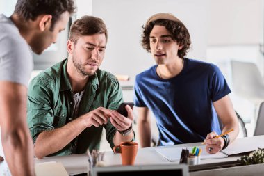 Kendine güvenen Meslektaşlarım cep telefonu arıyorum