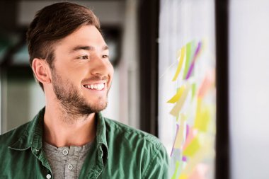 Neşeli erkek işçi ilginç bilgileri okuma