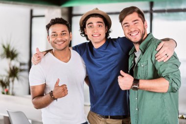 Neşeli start-up takım iyi işaret gösteren