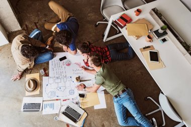 Neşeli genç arkadaşları yeni proje planlama