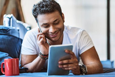 Mobil telefonda konuşurken mutlu bir genç adam