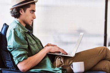 Dizüstü bilgisayarda yazarak akıllı genç adam