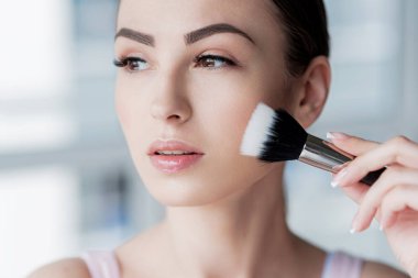 Düşünceli çekici kız güzelliği hakkında bakım