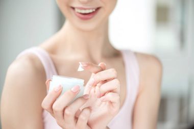 Neşe ile gündüz kremi kullanan genç kız