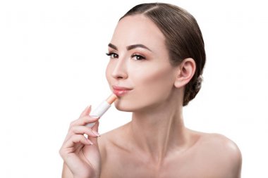 Sima kalıcı makyaj kullanan neşeli çekici kız