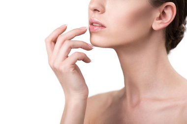 Dekoratif makyaj kullanan dalgın genç kadın