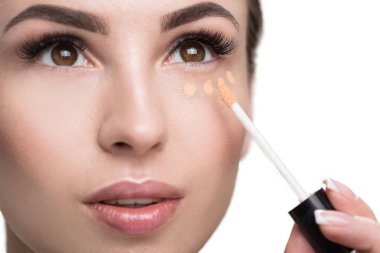 Dekoratif kozmetik ile yüzünü kaplayan çekici kız